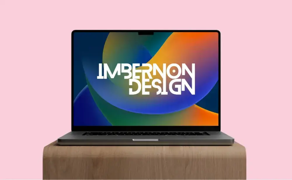 Un ordenador portátil que muestra el logo de ImbernonWebDesign